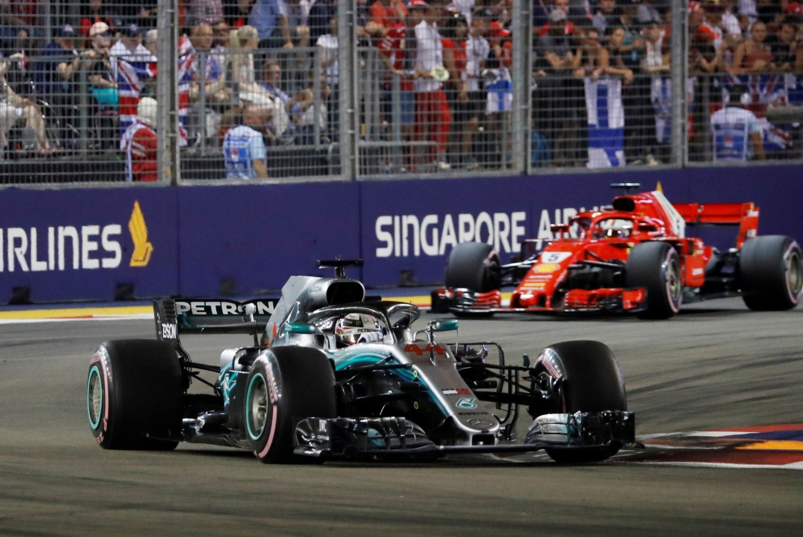 Vääramatult esikohal kihutanud Hamilton kasvatas taktikaga puusse pannud Vetteli ees edu veelgi