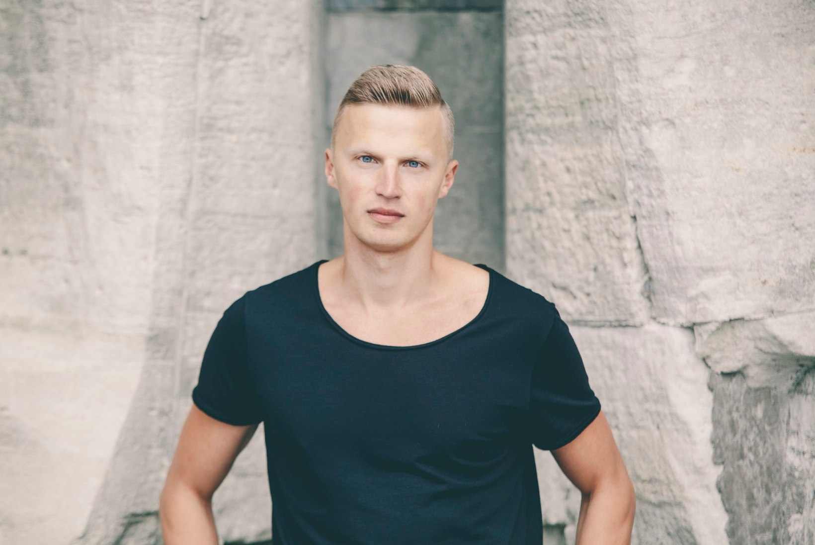 VIDEO | Uus täht Eesti popmuusikas: Karmel Üksvärav lajatab seksika singliga