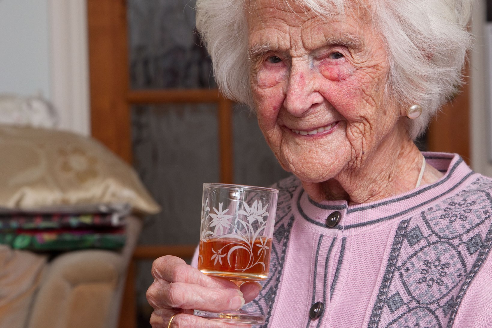 IGAL ÕHTUL KLAAS VISKIT: 112aastane naine avaldas pika eluea saladuse