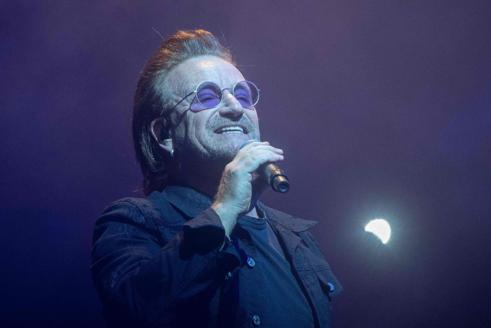 Fännid pettunud: Bono kaotas keset kontserti hääle