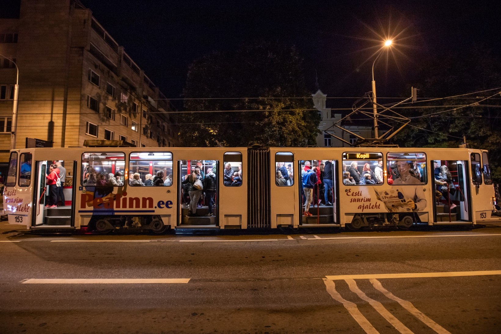 FOTOD | PISUT KITSAS: valgusfestivalilised pressisid end trammidesse, nii et millimeetritki ei jäänud üle
