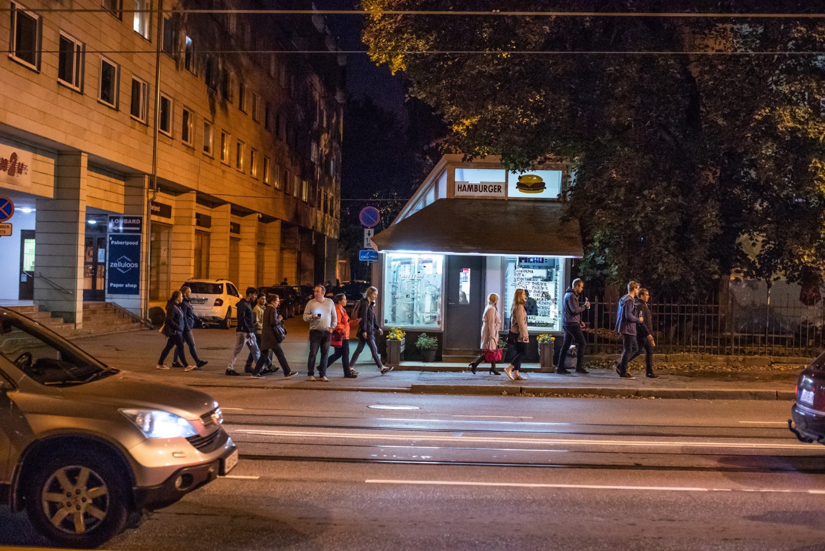 FOTOD | PISUT KITSAS: valgusfestivalilised pressisid end trammidesse, nii et millimeetritki ei jäänud üle