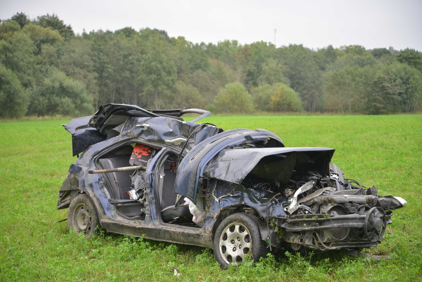 GALERII JA VIDEO | Viljandimaal sõitis auto üle katuse