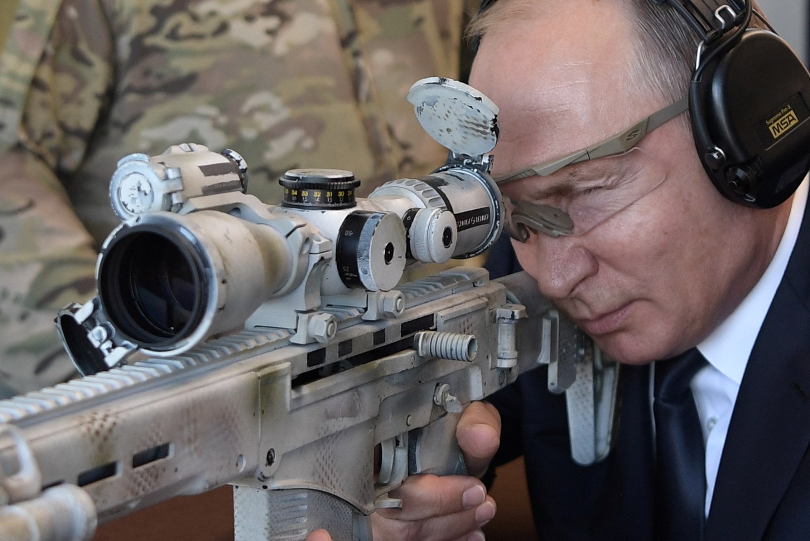 TÄPSE KÄEGA: Putin testis uut püssi ja tegi kolm tapvat lasku