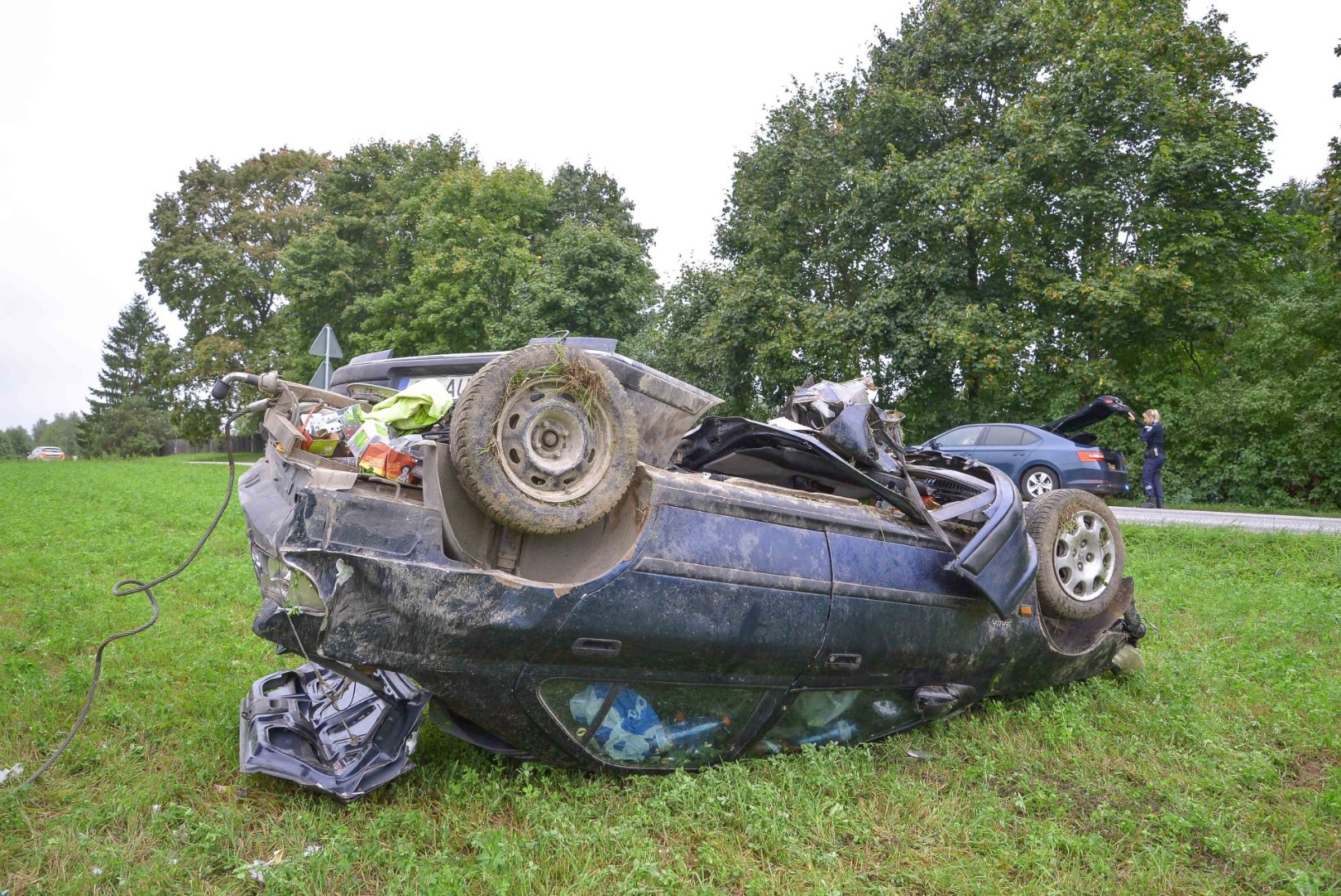 GALERII JA VIDEO | Viljandimaal sõitis auto üle katuse