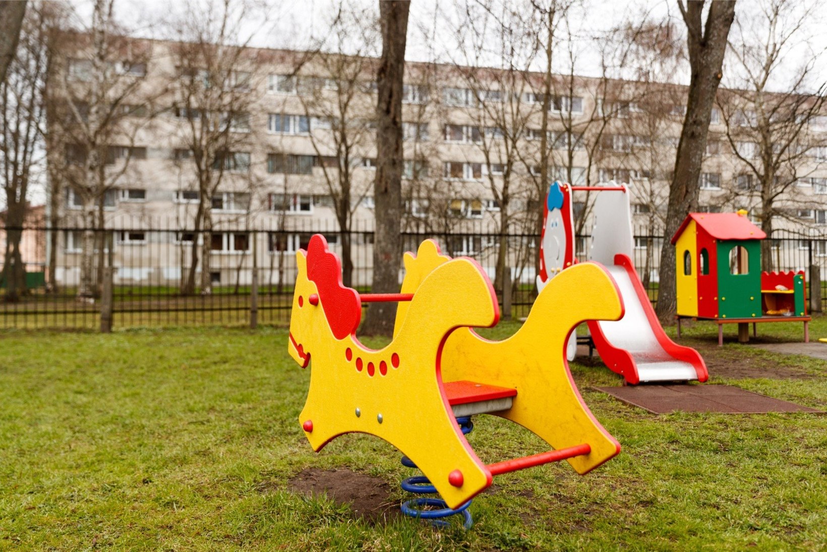 Tallinna lasteaiad jäävad järjest tühjemaks, ent järjekorrad ei kao kuhugi