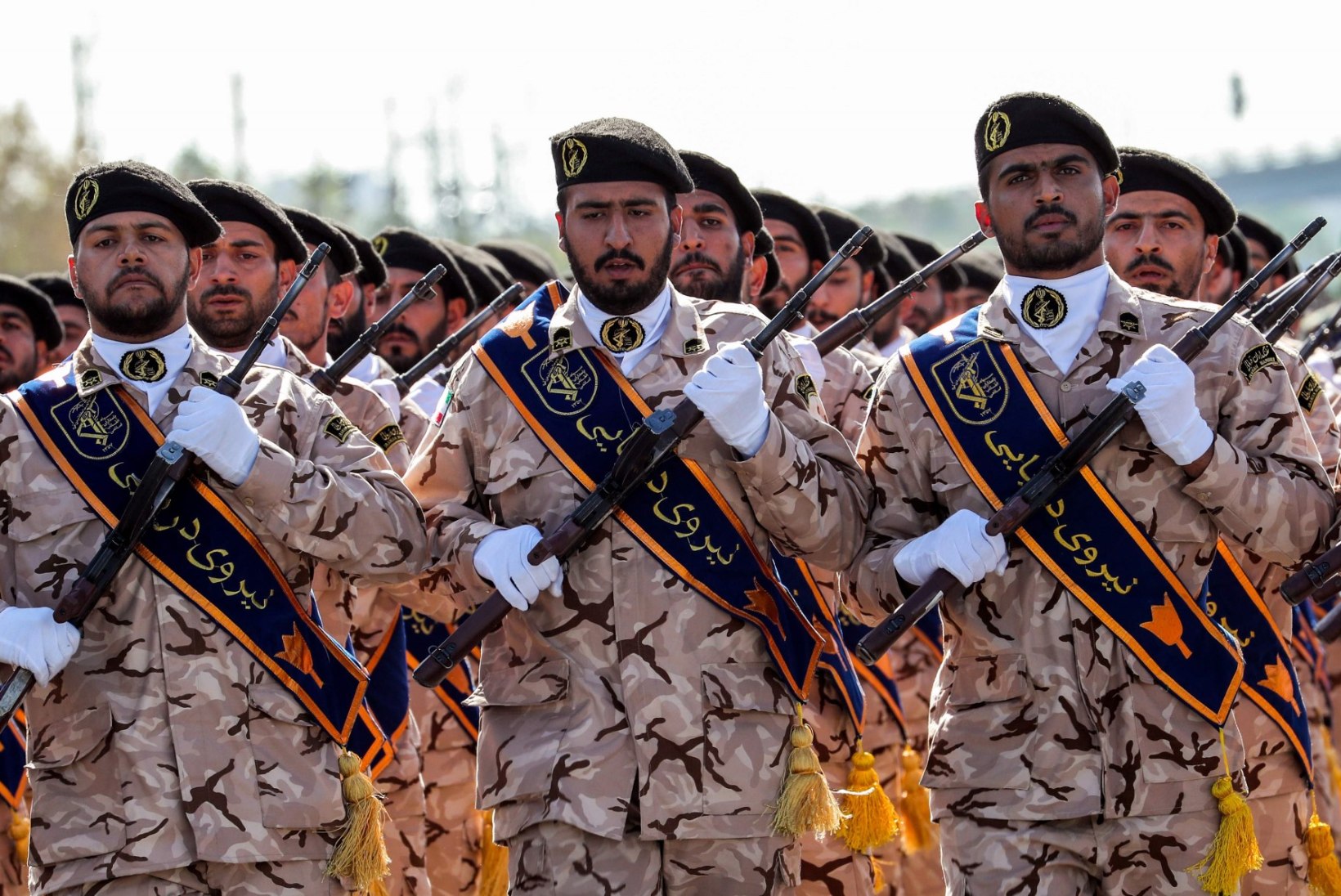FOTOD | Iraani sõjaväeparaadil sai mitukümmend inimest surma
