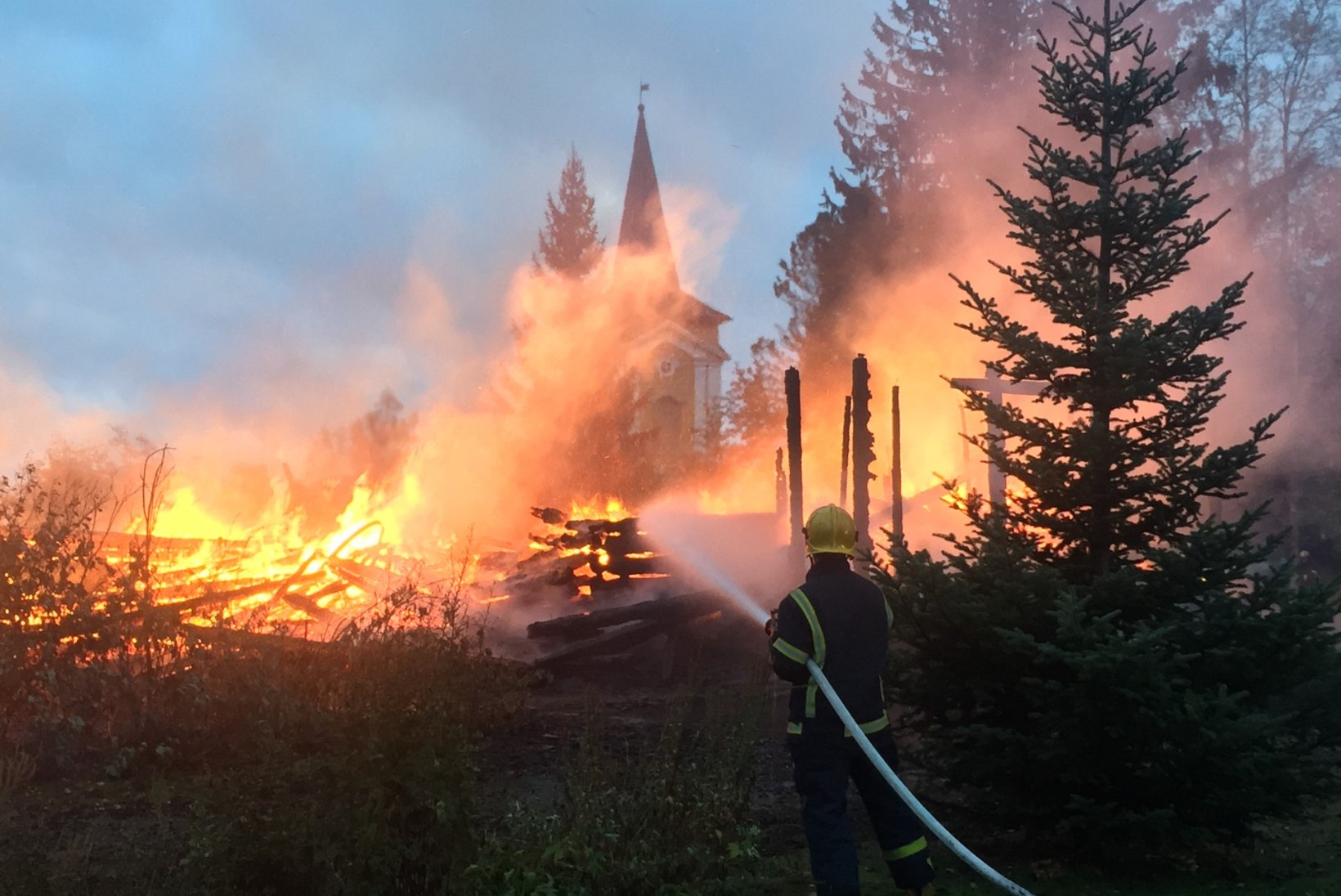 VIDEO JA FOTOD | Punane kukk hävitas Soomes Joensuus kiriku
