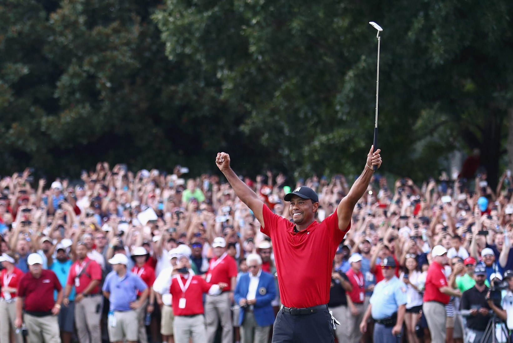 VIDEO | Neli seljaoperatsiooni üle elanud Tiger Woods võitis viieaastase vahe järel turniiri 