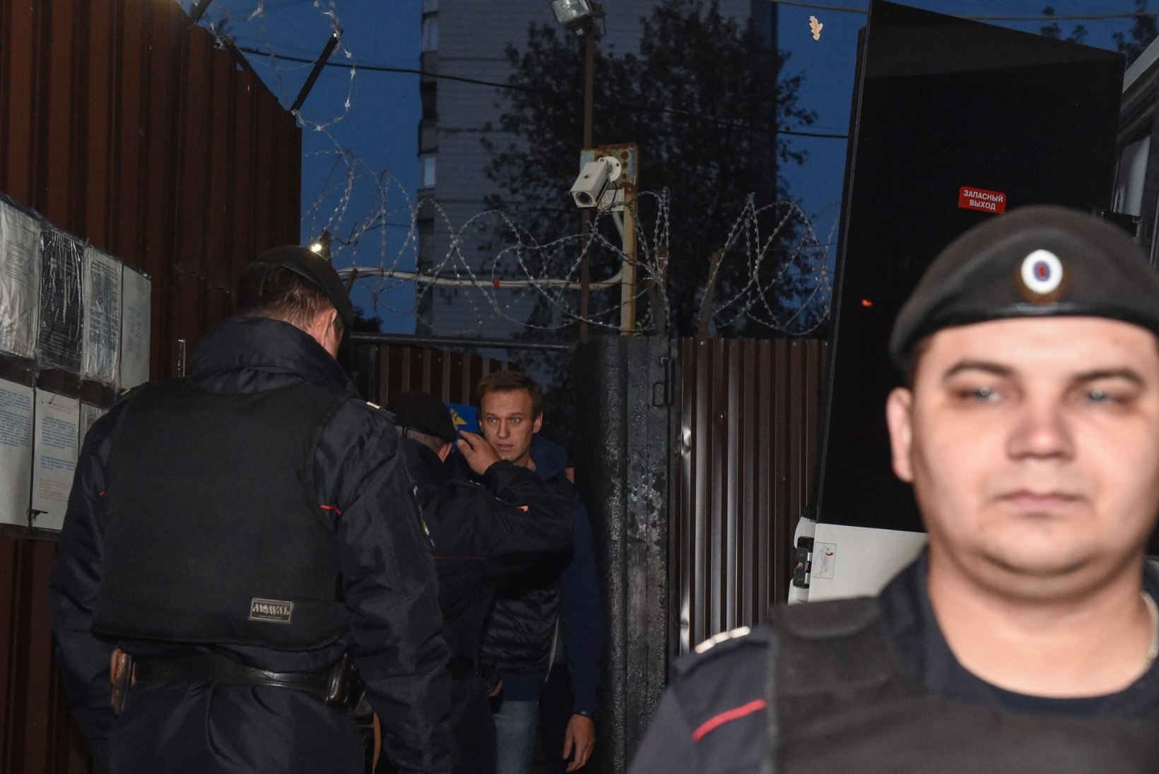 FOTOD | Vabadusse lastud Navalnõi nabiti vanglaväravate juures taas kinni