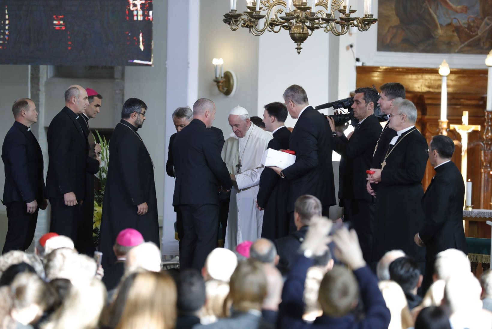 GALERII | Paavst pani Kaarli kirikusse kogunenud noored rõõmust rõkkama