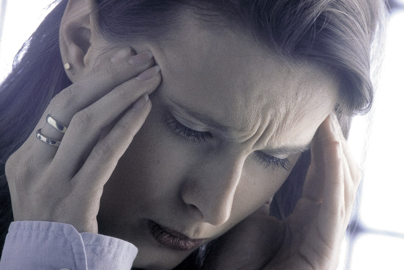 Tunne oma peavalu: miks su pea piinavalt valutab? Kuidas end aidata?