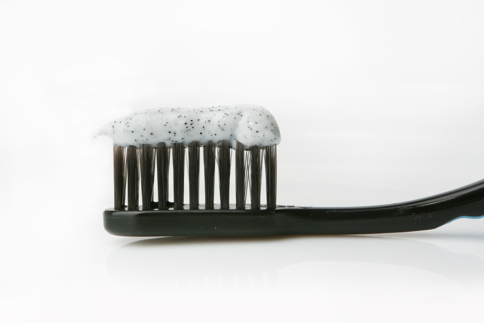 NAISTELEHE TEST: hambad säravaks musta hambapastaga - millist valida?!