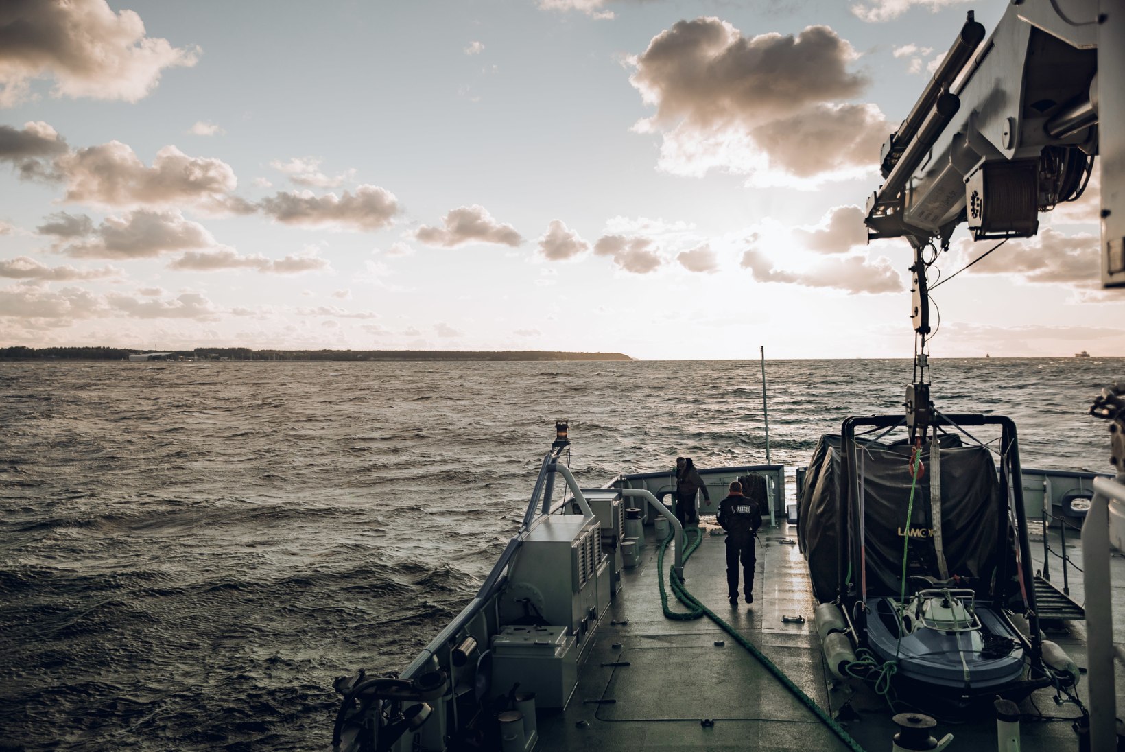  ÕL VIDEO | Väikesaarte patrull piirivalvelaeval: kaldale uhutud hüljes, tormine meri ja hõre inimasustus