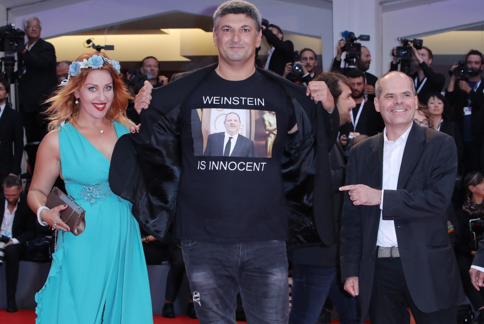 ÕL VENEETSIAS | Itaalia produtsent kandis punavaibal vägistamissüüdistusega Weinsteini pildiga särki