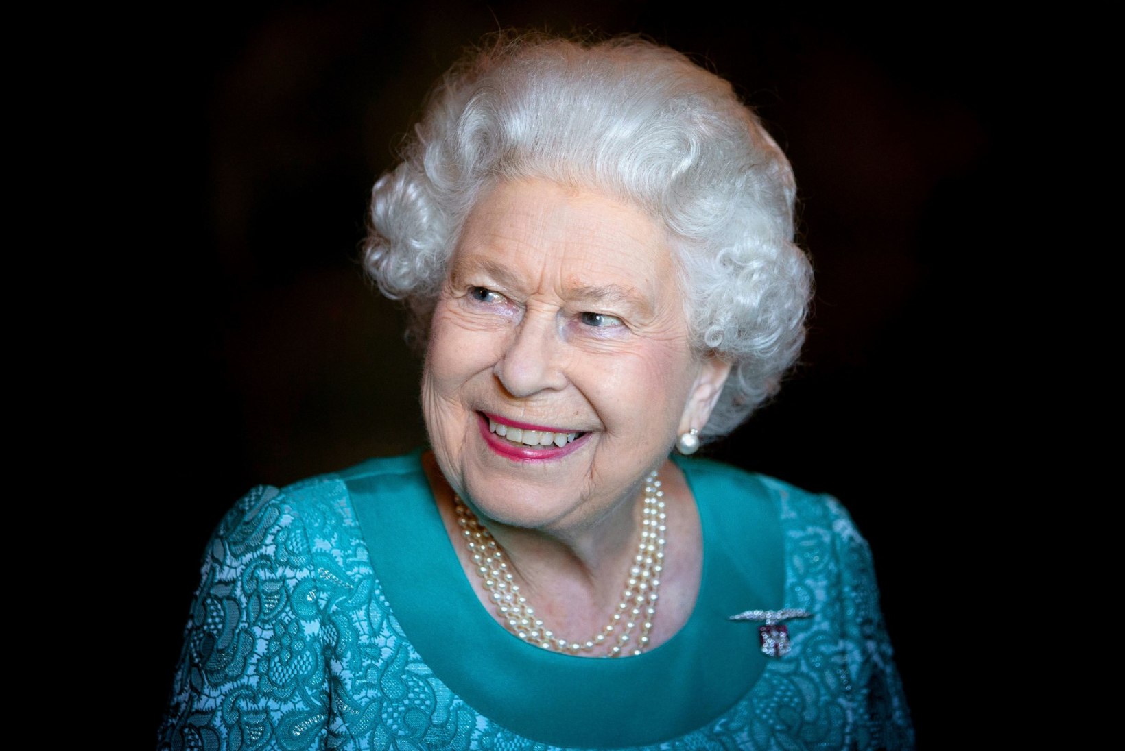 TÕELINE STIILIIKOON: lahe nipp, millega Elizabeth II oma välimusele vunki juurde annab!