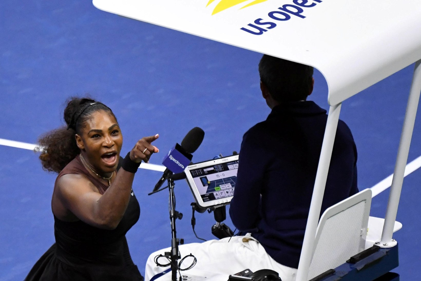 VIDEO | Kohtunikuga tülli pööranud ja fännid üles ässitanud Serena Williams sai US Openi finaalis jaapanlannalt kindlalt lüüa