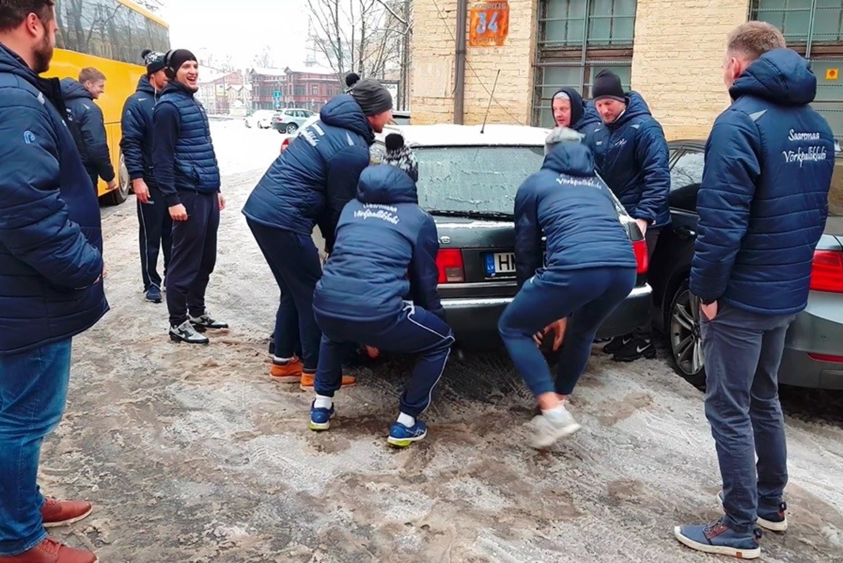 VIDEO | Korvpallurite eeskujul: Saaremaa võrkpallurid tõstsid ette jäänud lätlase auto toore jõuga teelt!