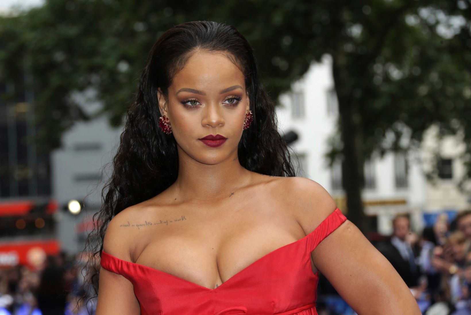 Rihanna kaebas oma lihase isa kohtusse