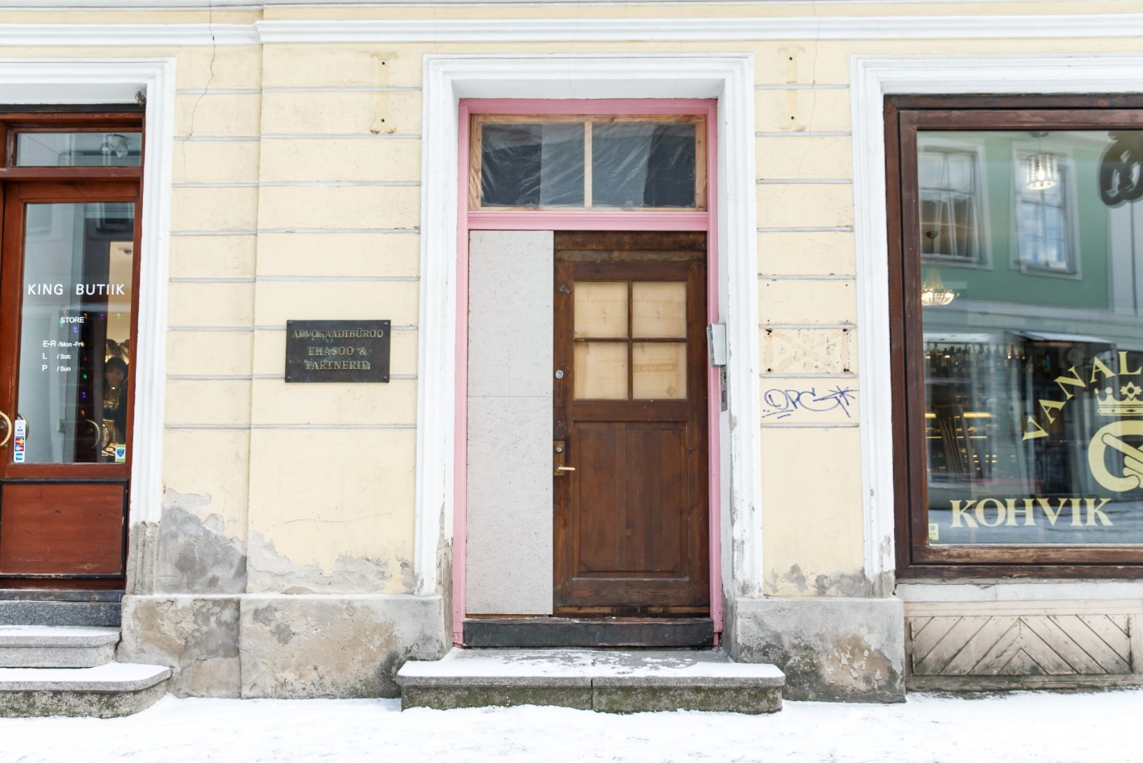 Hanna-Liina Võsa muusikakooli roosa uks võeti maha