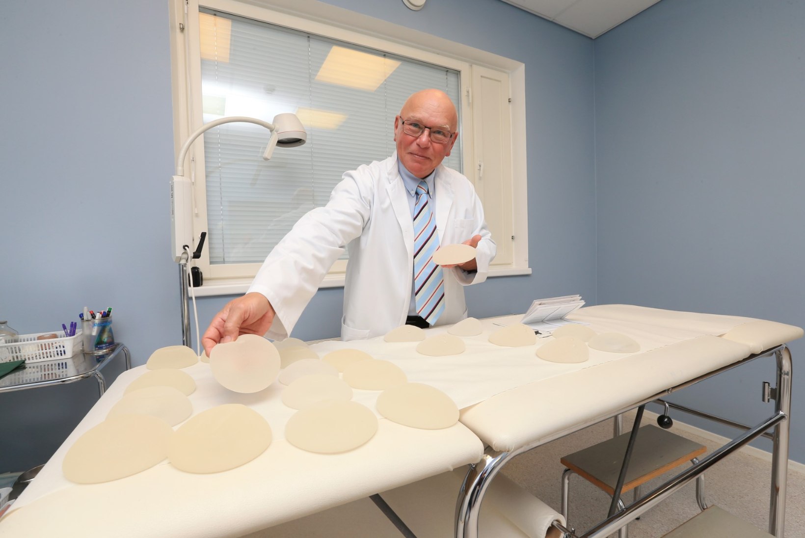 Plastikakirurg Peep Pree hoiatab: „Kahjuks on tõenäoline, et rinnaimplantaatide põhjustatud vähk jõuab ka Eestisse.“