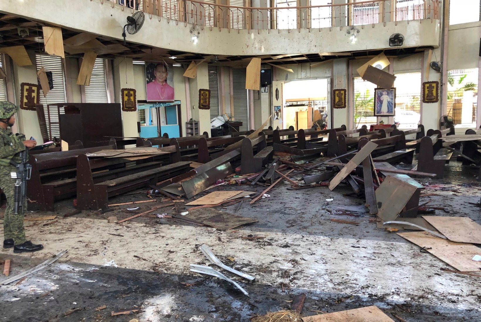 FOTOD | Filipiinide kirik sattus pommirünnaku alla