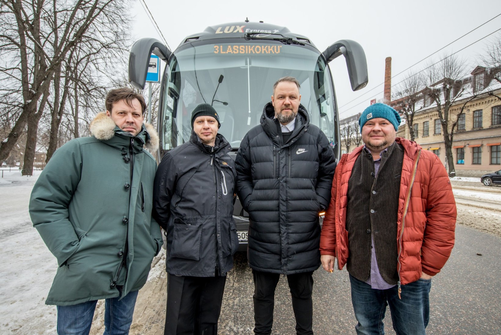 GALERII | „Klassikokkutuleku“ näitlejate meeleolukas bussireis Jõhvi
