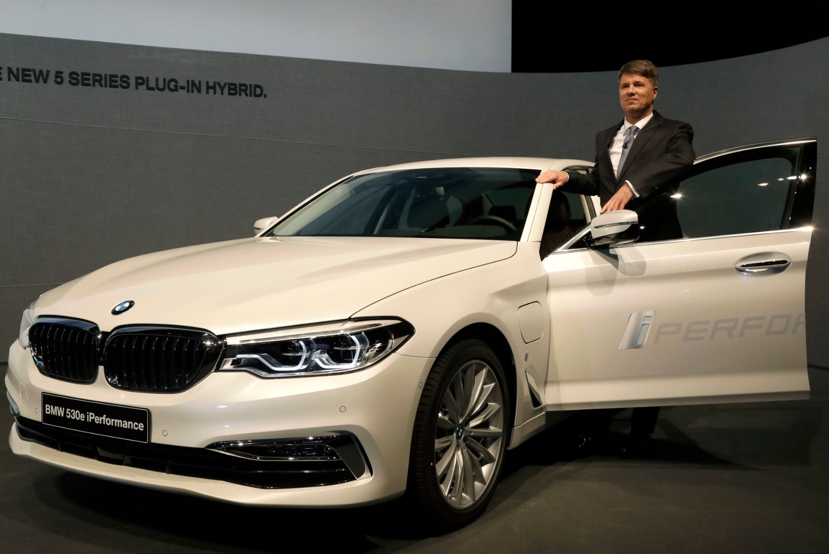 BMW on fookusesse võtnud pistikhübriidid: linnas peab saama ainult elektriga sõita