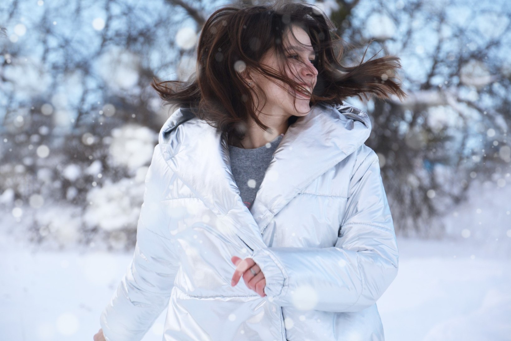 Juuksehooldus talvel: taltsuta lendlevaid kiharaid ja kaitse neid külma eest