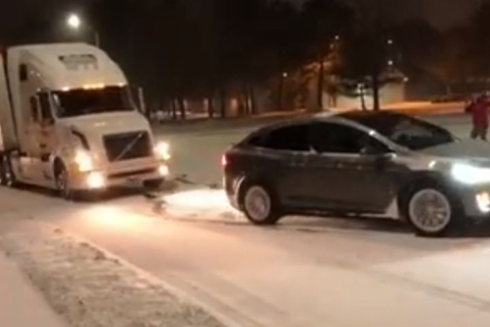 VIDEO | POLE PAHA: vaata, kuidas Tesla X haagisega reka lumisest kallakust üles veab