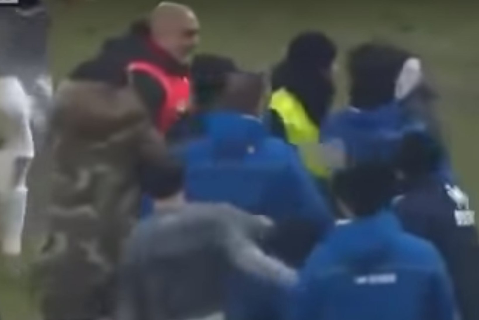 VIDEO | ÄSA NAGU ZIDANE! Itaalia jalgpallitreener tuuseldas vastaste juhendajat pealöögiga