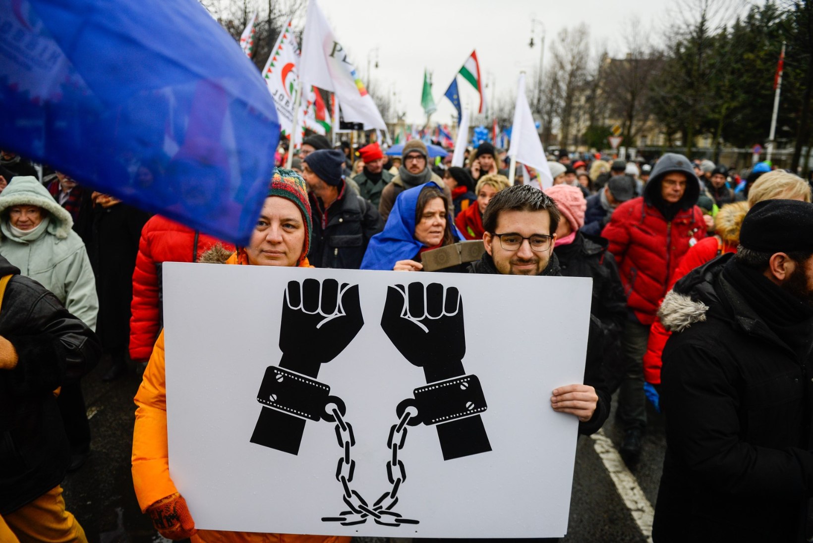 GALERII | Tuhanded "orjaseaduse" vastased kogunesid Budapestis tänavatele