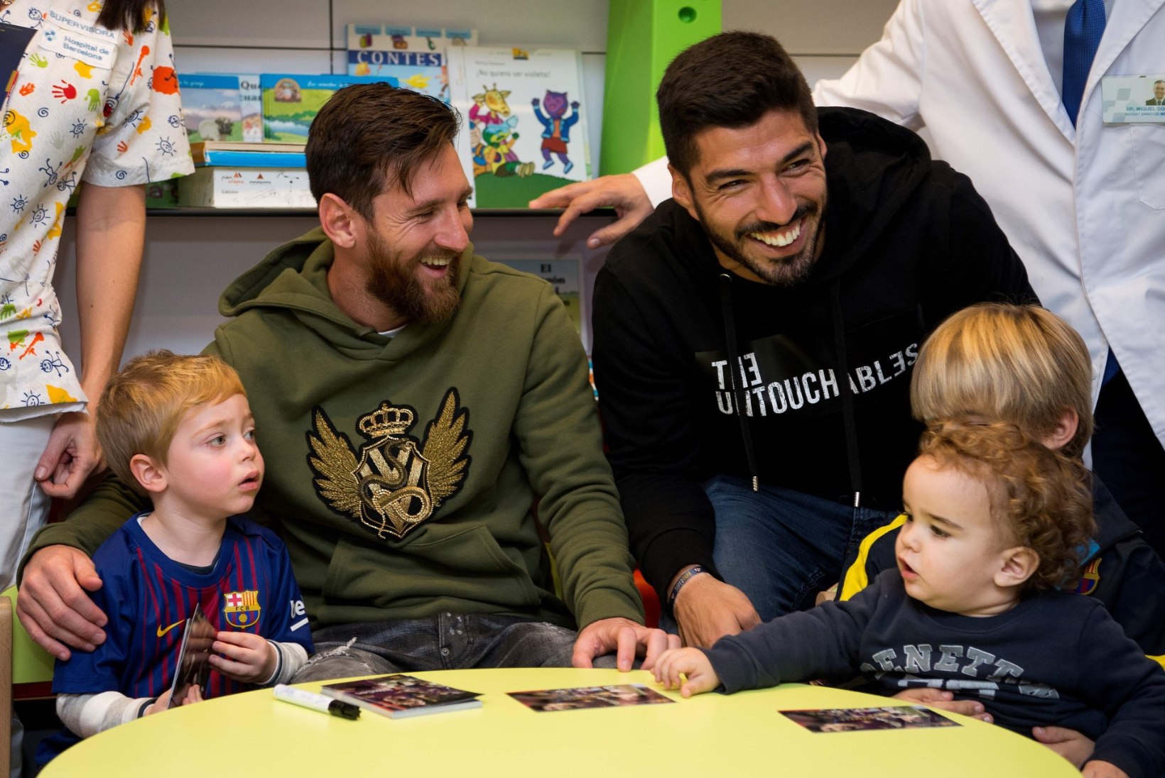 VIDEO JA FOTOD | Vutitähed Lionel Messi ja Luis Suarez ajasid lapsed suurest õnnest nutma