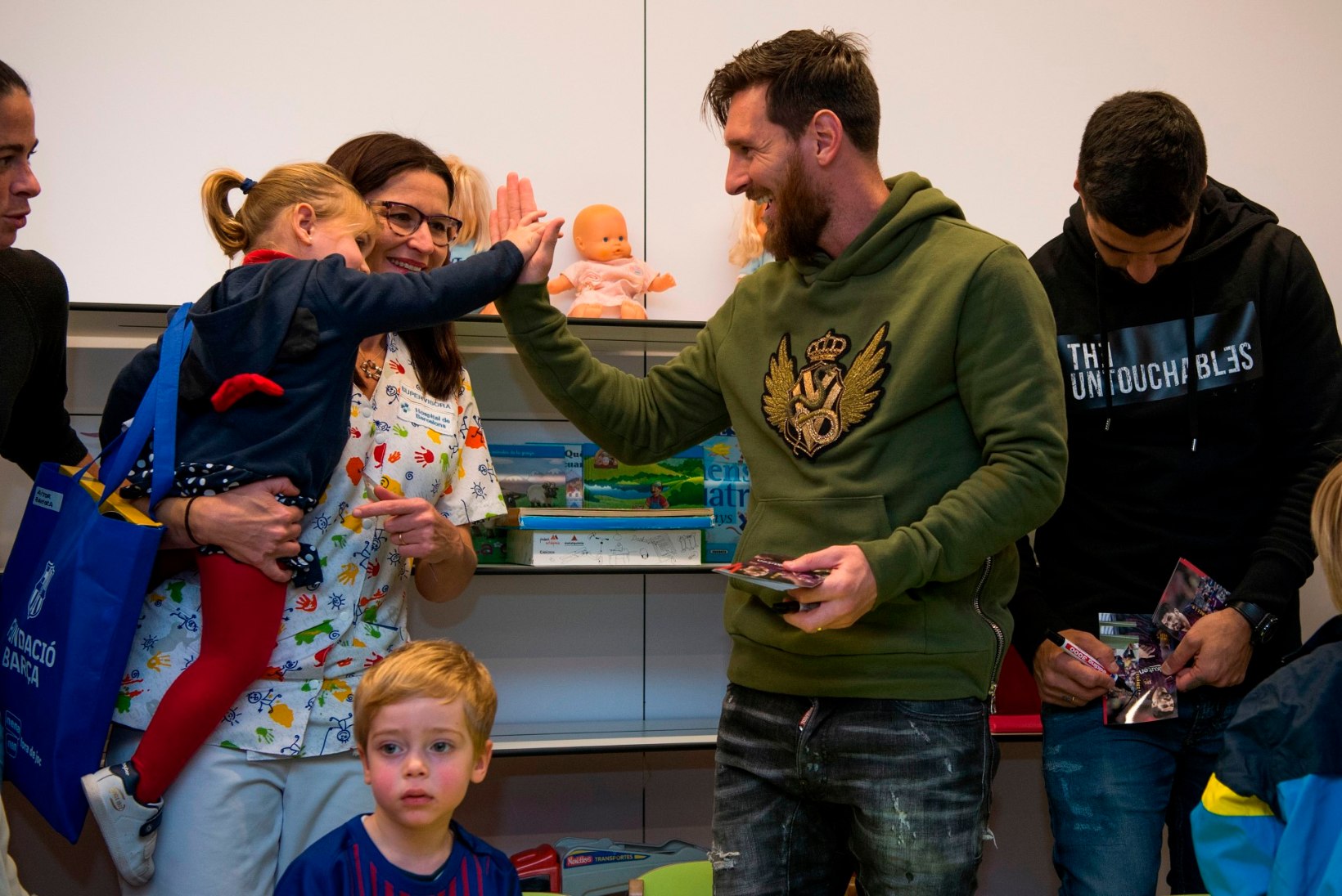 VIDEO JA FOTOD | Vutitähed Lionel Messi ja Luis Suarez ajasid lapsed suurest õnnest nutma