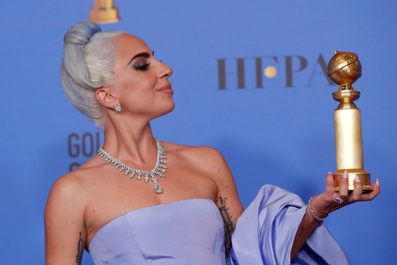 Gaga kandis Kuldgloobuste galal 5 miljoni dollari väärtuses briljante
