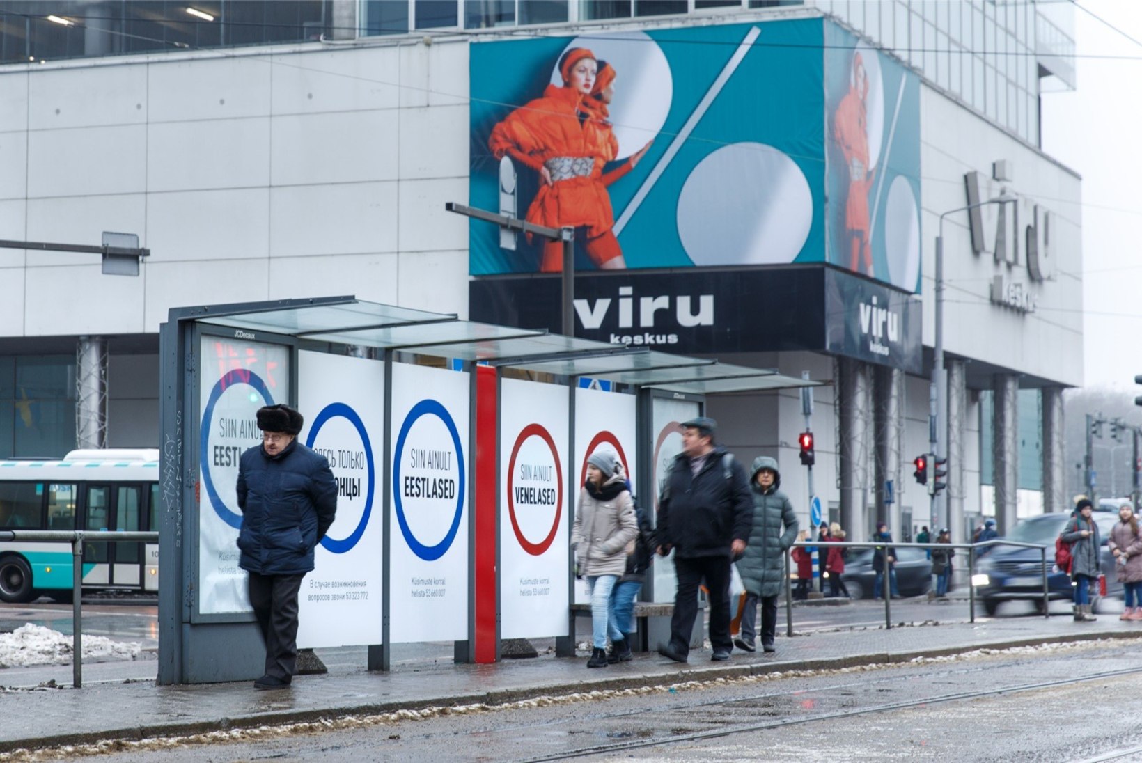 FOTOD | Tallinna kesklinna püstitati plakatid, mis kutsuvad eestlasi ja venelasi üksteisest eraldi seisma