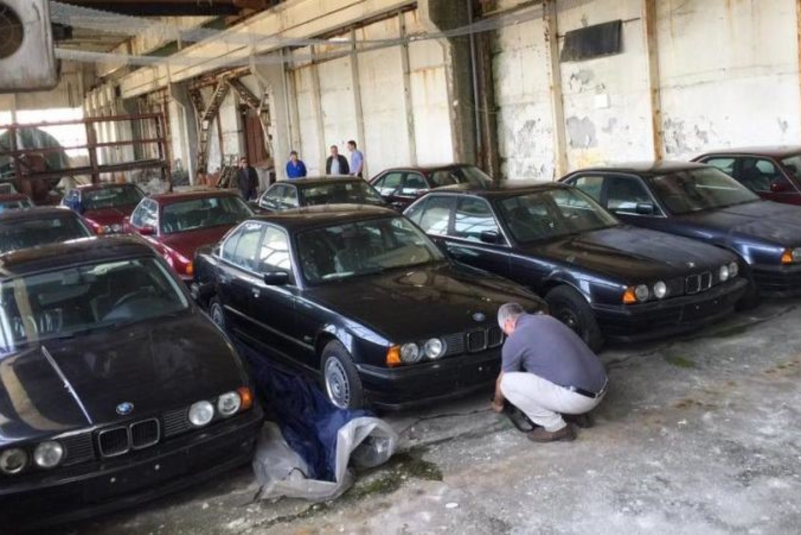 VIDEO | TÕELINE AARE: Bulgaarias avastati 11 neitsilikku 1994. aasta BMWd