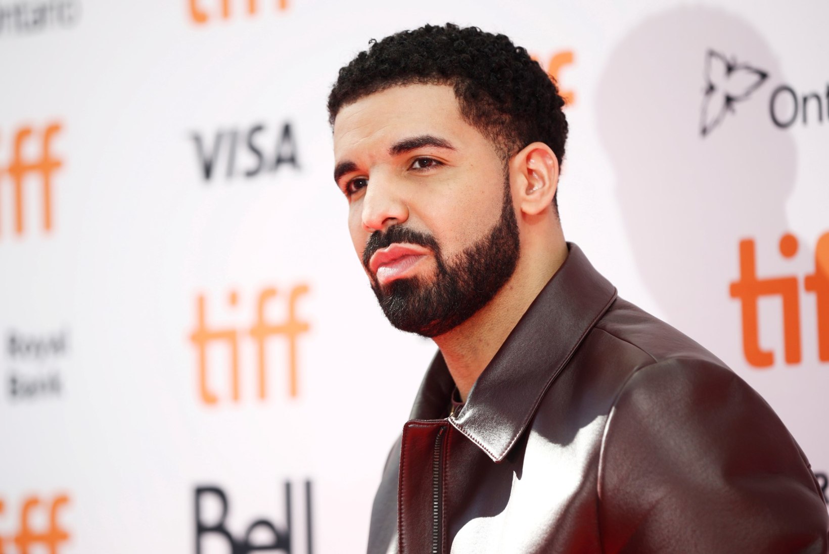 VIDEO | Drake suudles laval 17aastast fänni