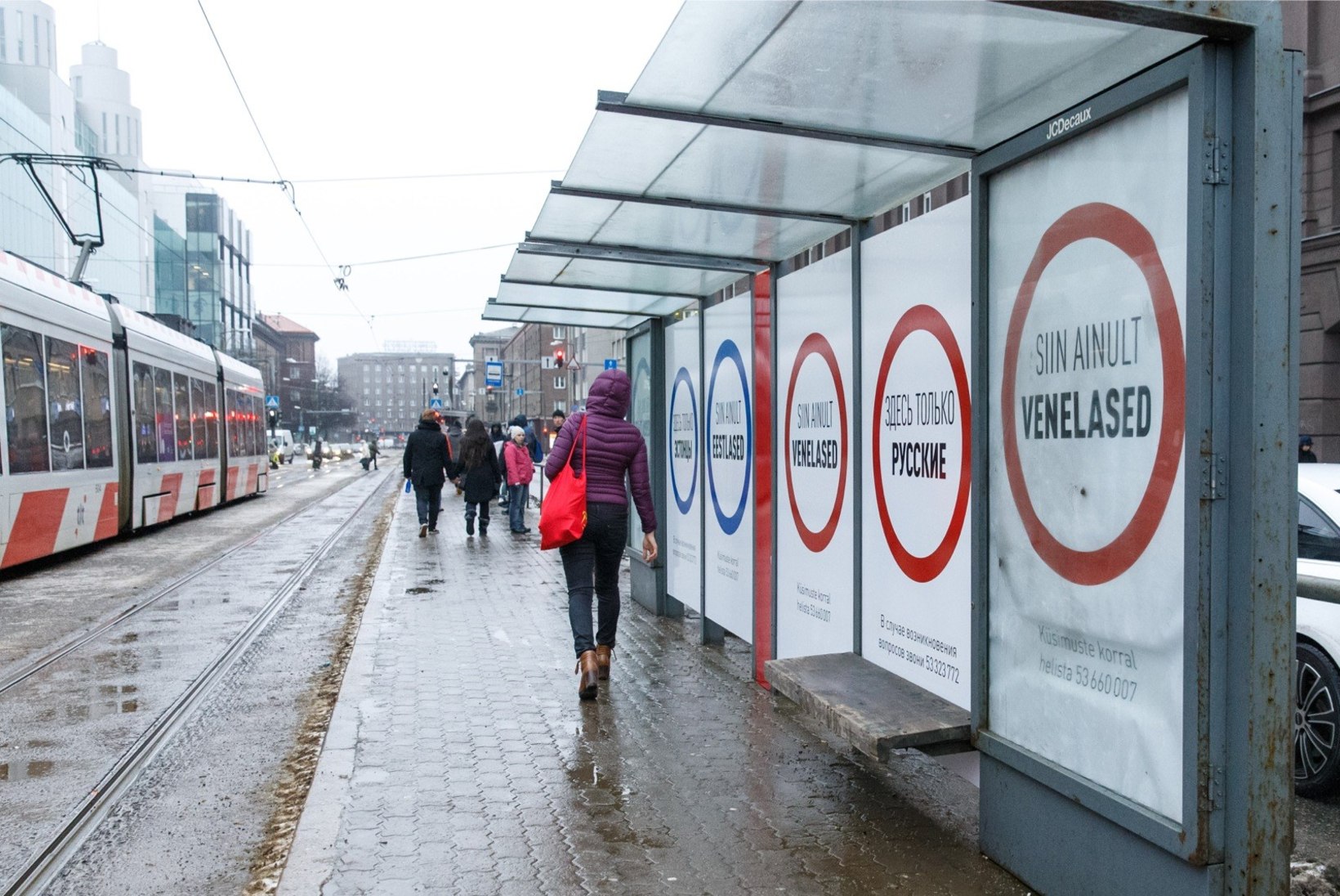 FOTOD | Tallinna kesklinna püstitati plakatid, mis kutsuvad eestlasi ja venelasi üksteisest eraldi seisma