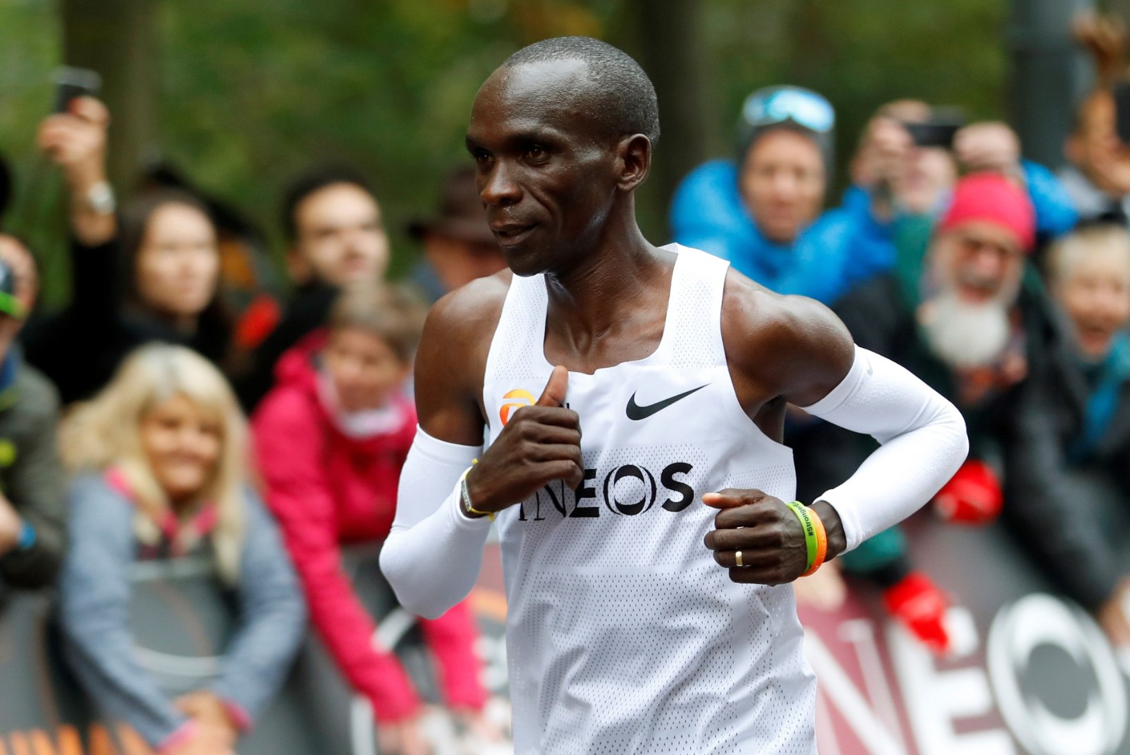 KORRAS! Keenia jooksja nihutas maratonis inimvõimete piire