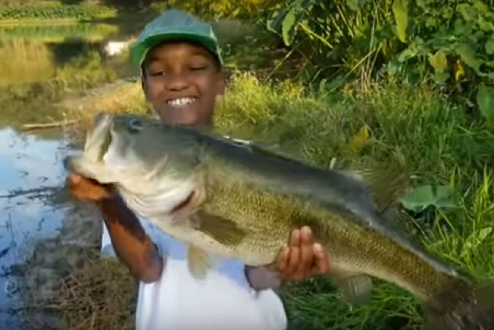 VIDEO | Südantsoojendav: vaata, kuidas poiss oma elu suurima kala tagasi vette laseb