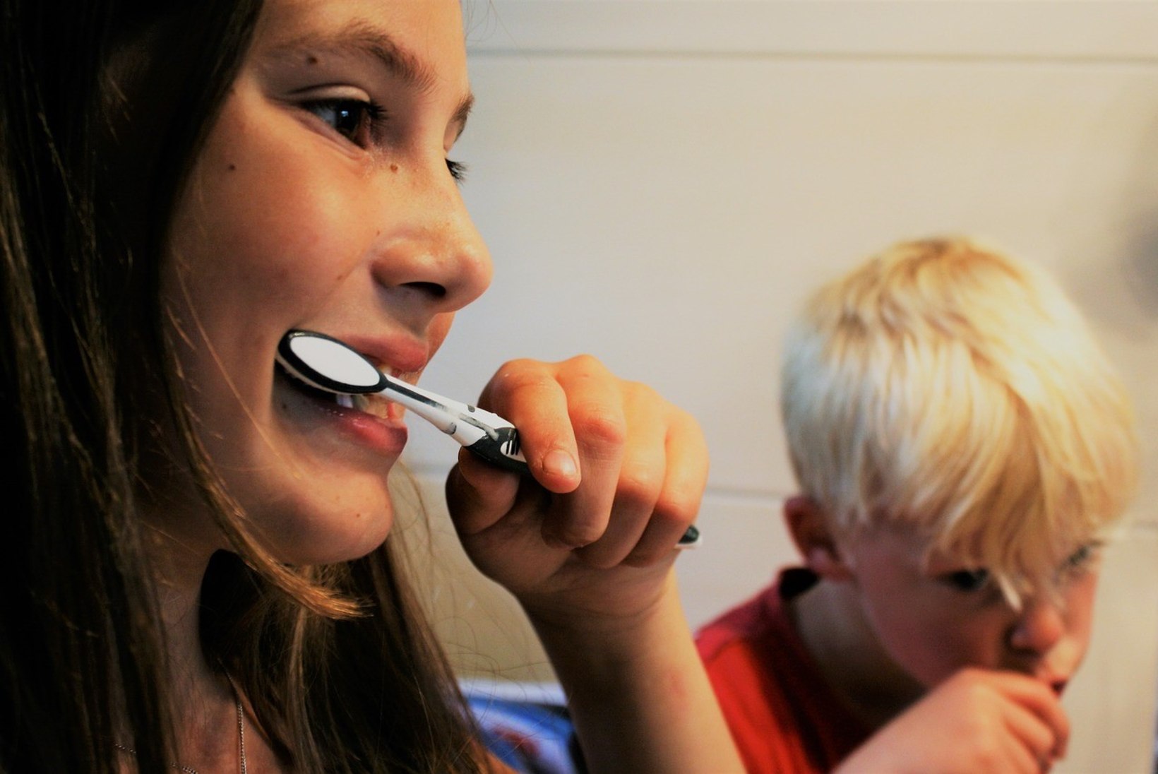 Hambaarst selgitab: kas väikelaps tohiks kasutada elektrilist hambaharja?