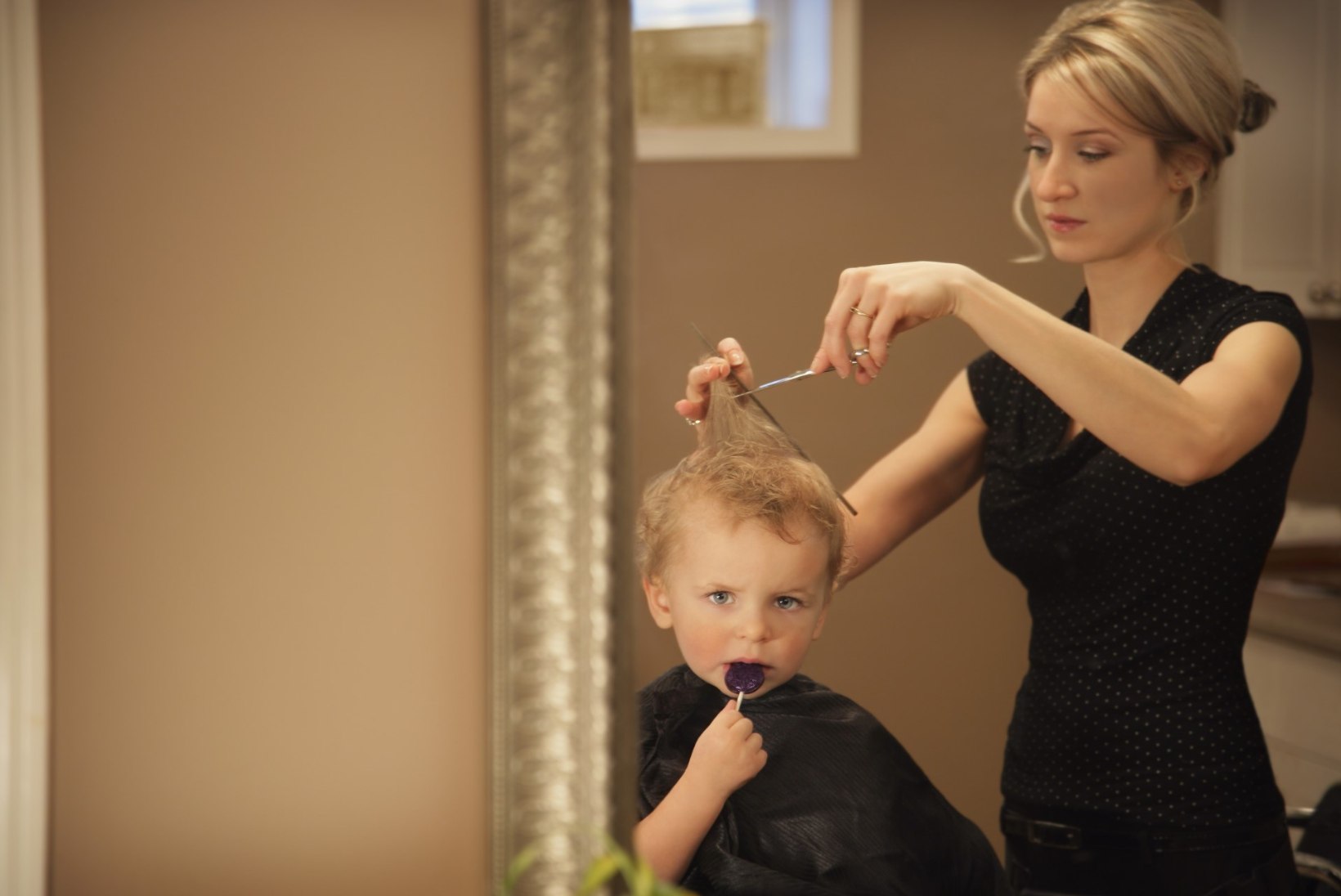 Lapse esimene juuksuriskäik: kuidas valmistuda?