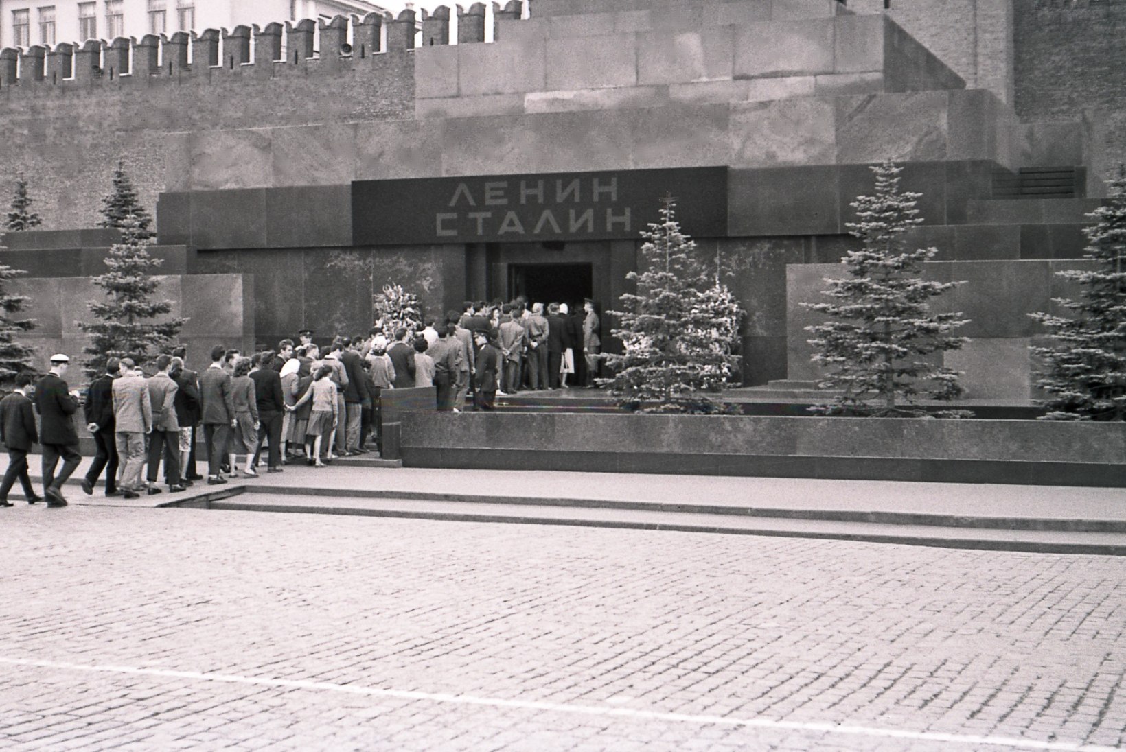MINEVIKUHETK | 31. oktoober: Stalini surnukeha viidi vaikselt Lenini mausoleumist minema