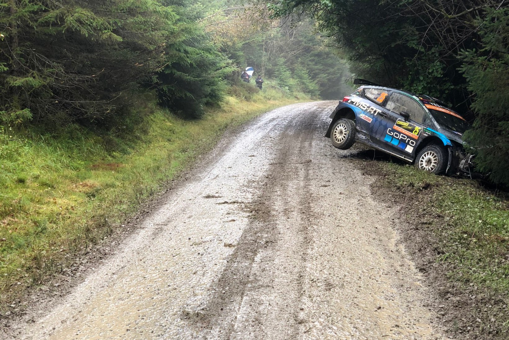 JÄLLE! WRC-sarja tagasi ihkav rallimees keeras taas auto kraavi
