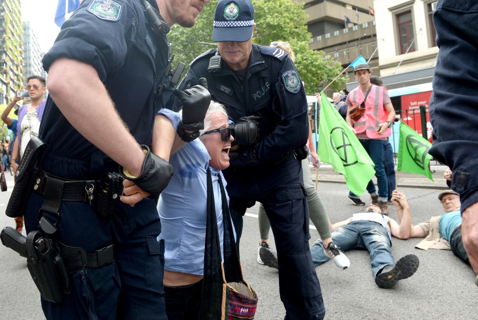 FOTOD | Politsei vahistas kogu maailmas sadu kliimaaktiviste