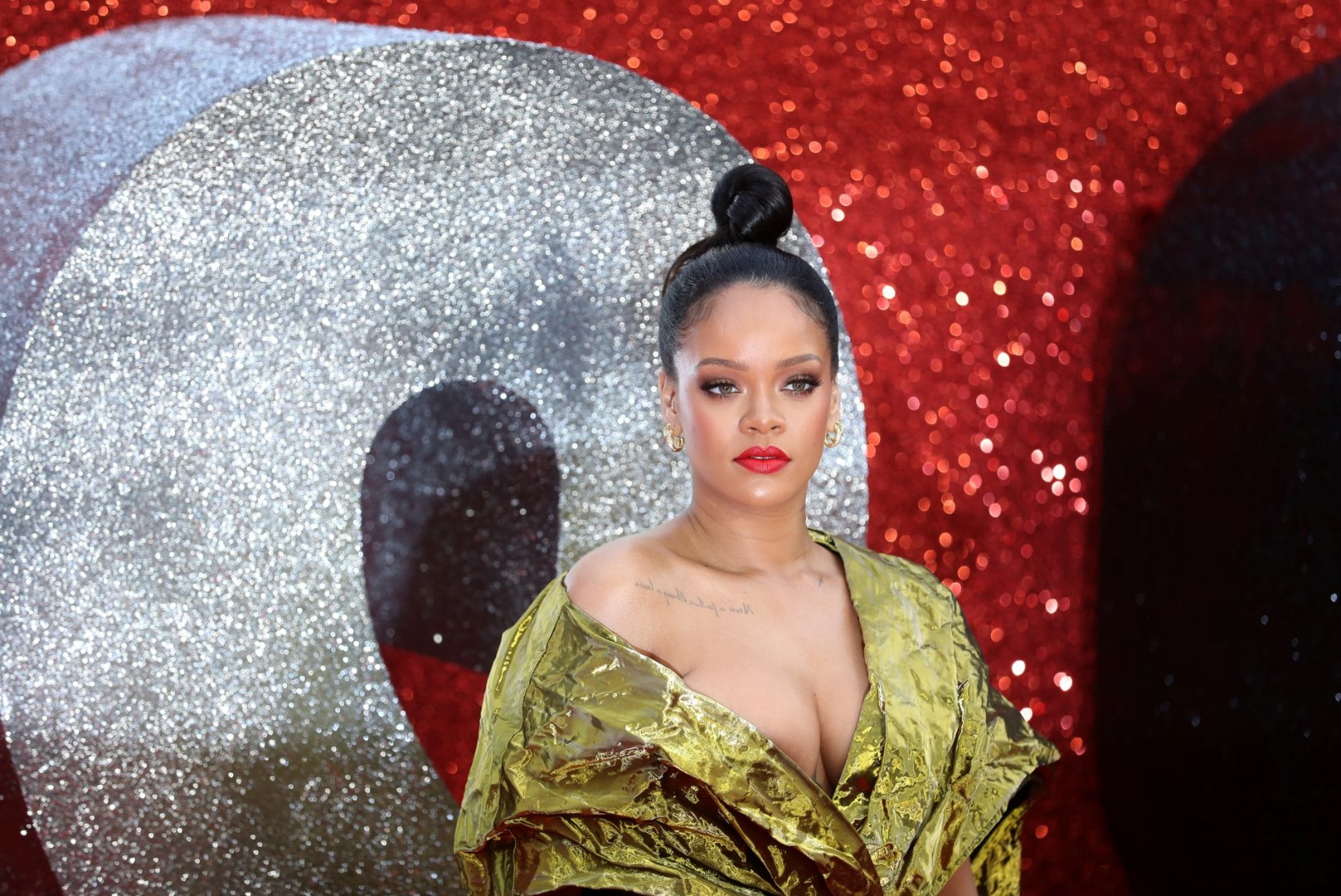 Rihanna annab välja 150dollarilise elulooraamatu