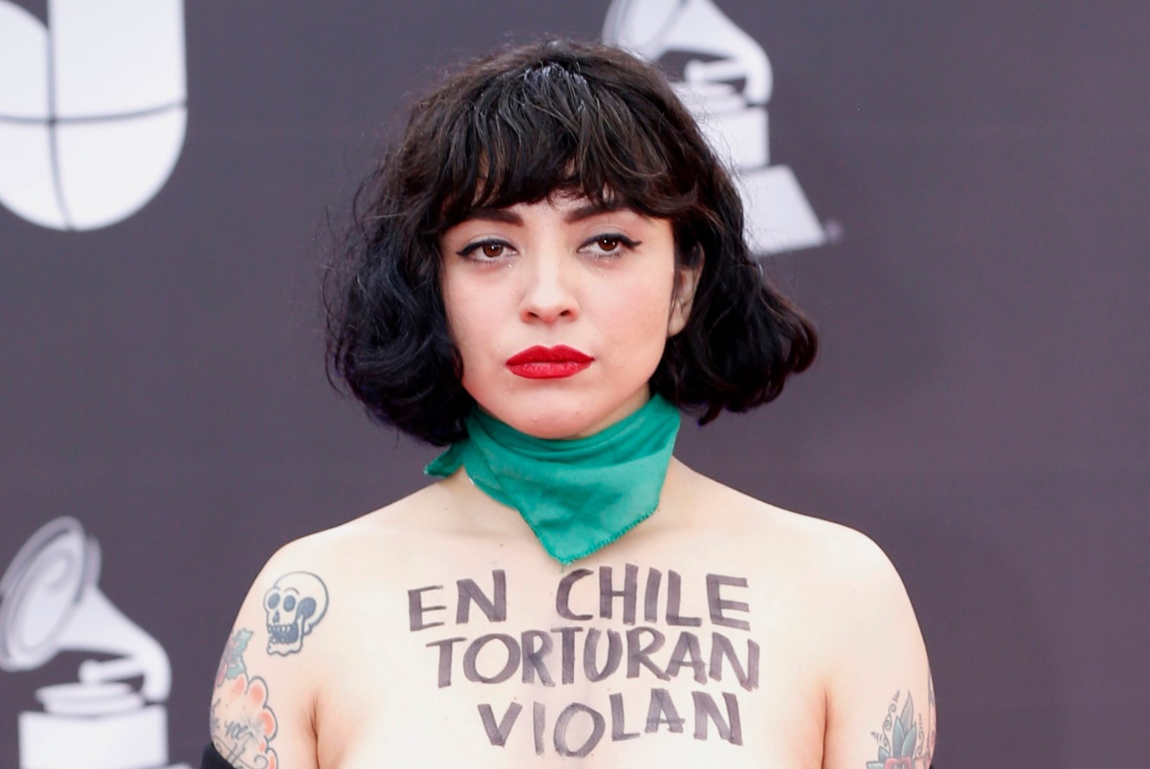 Tšiili lauljanna paljastas protestiks rinnad