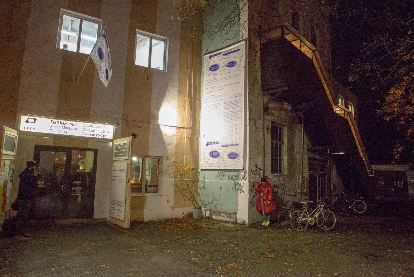GALERII | Enesehävitust peegeldav näitus haarab Tallinna tänavad ja isegi kanalisatsiooni