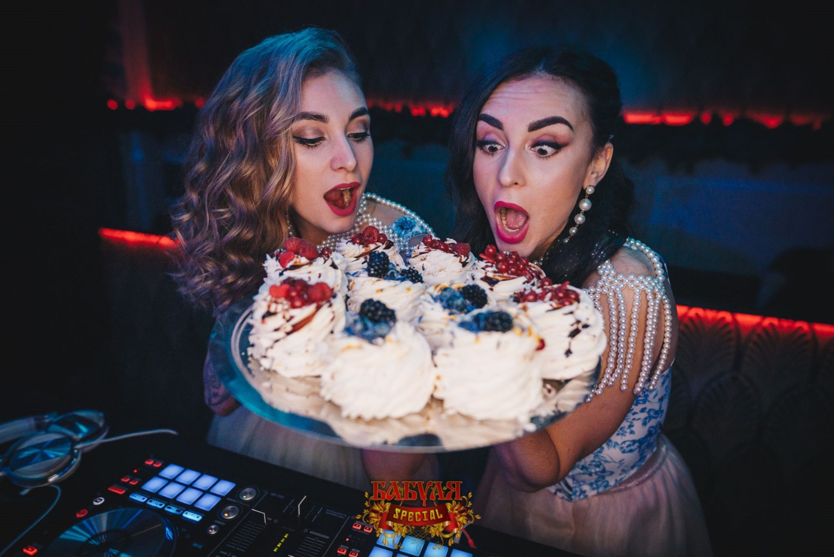 PEOGALERII | Klubis Teater peeti koogisõda ja DJ-puldi vallutasid puhvis naised!